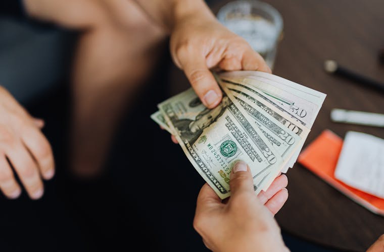 Persona usando teléfono para enviar dinero a su familia en México y Latinoamérica