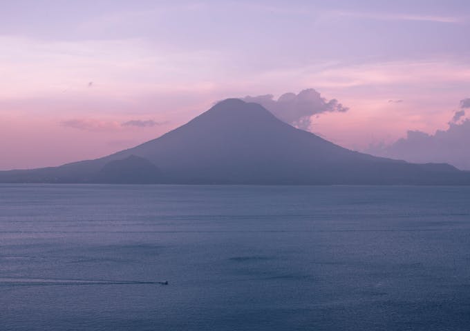 Lake Atitlán, Guatemala — destino de remesas desde EE.UU.